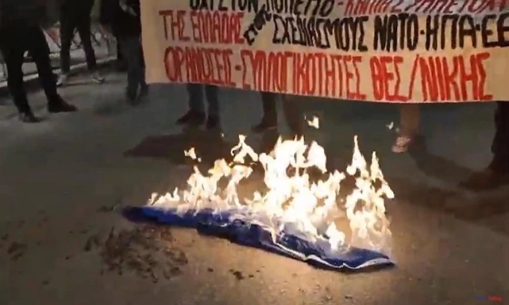 Ουκρανία: Διαδηλωτές στη Θεσσαλονίκη έκαψαν σημαία του ΝΑΤΟ